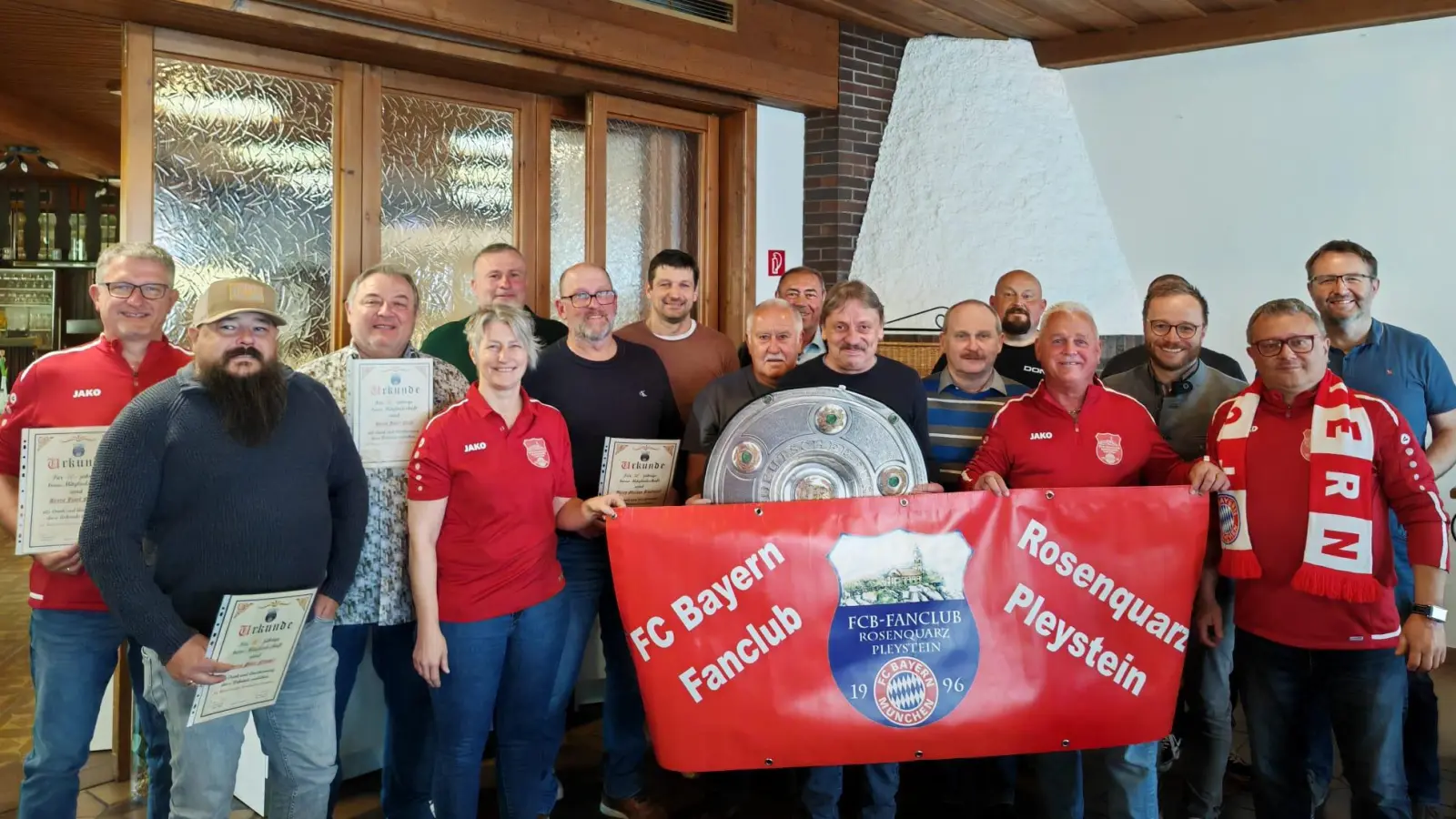 Ehrungen für 30 Jahre im FCB-Fanclub Rosenquarz Pleystein. (Bild: Wirth Sandro)