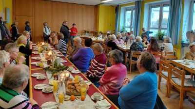 Stadtpfarrer Hubert Bartel und die Vorsitzende Martina Mewes eröffneten das Frühstück. (Bild: Edeltraud Sperber)