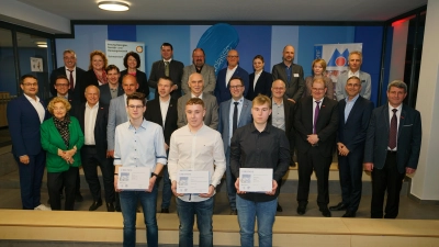 Im Beisein zahlreicher Ehrengäste erhielten die Prüfungsbesten Kevin Jobst, Titus Royer und Andreas Englmeier (vorne von links) Urkunde und Geschenk.  (Bild: Rudolf Hirsch)