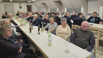 Gruppenfoto im Schulungsraum der Feuerwehr Schönsee (Bild: Claudia Süß)