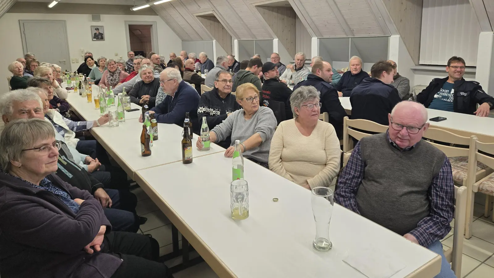 Gruppenfoto im Schulungsraum der Feuerwehr Schönsee (Bild: Claudia Süß)