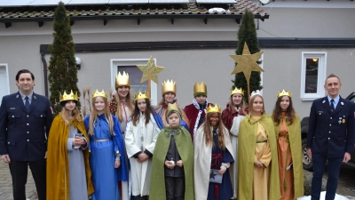 <br>Alle Sternsinger von Heumaden waren am Dreikönigstag unterwegs und überbrachten die Segenswünsche und baten um eine Spende für das Kindermissionswerk. Darüber freuten sich auch der Vorsitzende von der Feuerwehr Heumaden, Thomas Kleber (links) und Kommandant Johannes Hoch.<br> (Bild: Peter Garreiss)