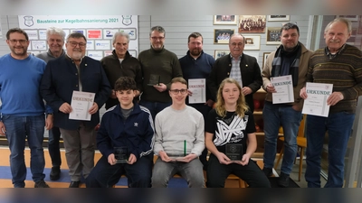Die neuen Vereinsmeister und langjährige Mitglieder wurden durch Vorsitzenden Tobias Hacker und Bürgermeister Robert Lindner ausgezeichnet. (Bild: Fred Lehner)