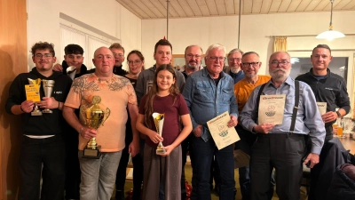 Die erfolgreichen Mitglieder der Neumarkter Motorsportfreunde präsentieren stolz ihre Preise: v. l. Raphael Yberle, Maximilian Götz, Stephan Yberle, Julian Meier, Annabel Yberle, Emilia Frömmel, Daniel Lehmeier und Johann Ott; daneben die langjährigen Mitglieder, Hermann Geist, Ernst König, Huseyin Güldiken, Hans Yberle und Pascal Güldiken. (Bild: Moritz Lihdak)