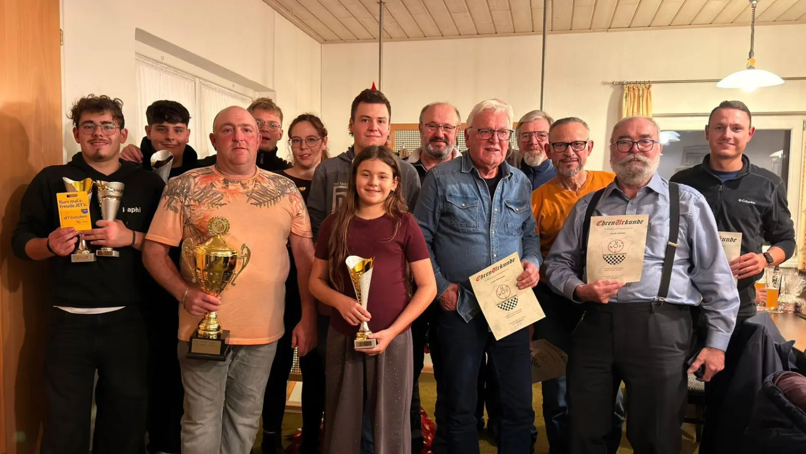 Die erfolgreichen Mitglieder der Neumarkter Motorsportfreunde präsentieren stolz ihre Preise: v. l. Raphael Yberle, Maximilian Götz, Stephan Yberle, Julian Meier, Annabel Yberle, Emilia Frömmel, Daniel Lehmeier und Johann Ott; daneben die langjährigen Mitglieder, Hermann Geist, Ernst König, Huseyin Güldiken, Hans Yberle und Pascal Güldiken. (Bild: Moritz Lihdak)