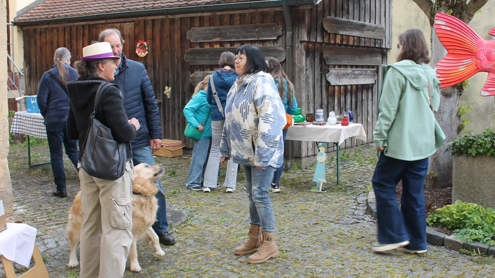 Gesellschaft für Karpfen Kyrill: Beim Museumstags-Flohmarkt im Kemnather Museumshof plauderte man gern über Geschichte und Gegenwart und stöberte in allerlei „Kunst und Krempel”. Drei Häuser weiter, im „Musikeum”, lockten Kaffee, Kuchen und „Musik aus einer anderen Welt”. (Bild: Bernhard Piegsa)