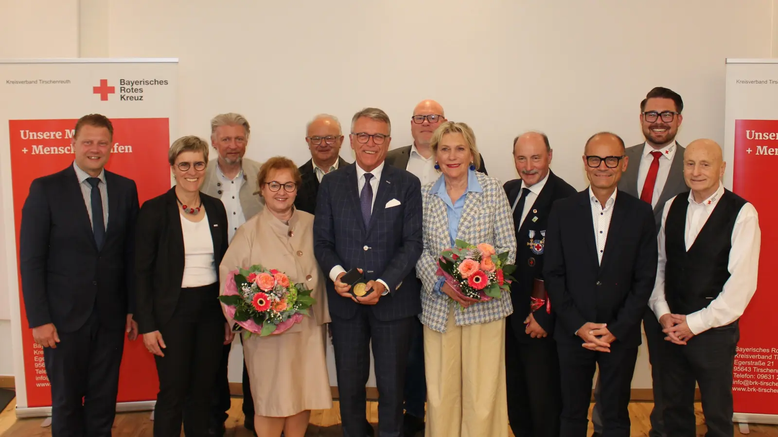Ehrenabend beim Roten Kreuz: (von links) erster stellvertretender Kreisvorsitzender Stefan Grillmeier, Kreisvorsitzende Marion Höcht, Lothar Müller, Cornelia Stahl, Max Gmeiner, Franz Stahl, Christian Stahl, Eva Freifrau von Podewils, Engelbert Träger, stellvertretender Landrat und zweiter stellvertretender Kreisvorsitzender Dr. Alfred Scheidler, Kreisgeschäftsführer Sven Lehner und Bezirksvorsitzender Hans Rampf. (Bild: Gerald Wagner)