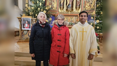 Marion Kaufmann und Sigrid Neidel kümmern sich seit 30 Jahren um die Pflege der Rosenberger Sternsingergewänder,. Pfarrvikar Jestin zeigte sich erfreut über die Treue.  (Bild: Richard Beer)