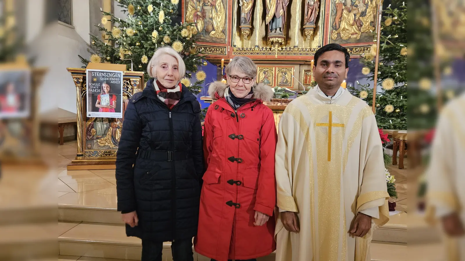 Marion Kaufmann und Sigrid Neidel kümmern sich seit 30 Jahren um die Pflege der Rosenberger Sternsingergewänder,. Pfarrvikar Jestin zeigte sich erfreut über die Treue.  (Bild: Richard Beer)
