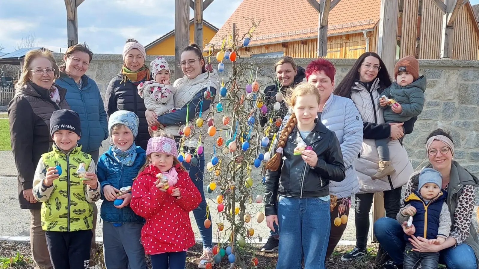 Stolz präsentieren Kinder, Eltern und Vorstandsmitglieder ihren Osterbaum. (Bild: Annemarie Mösbauer)