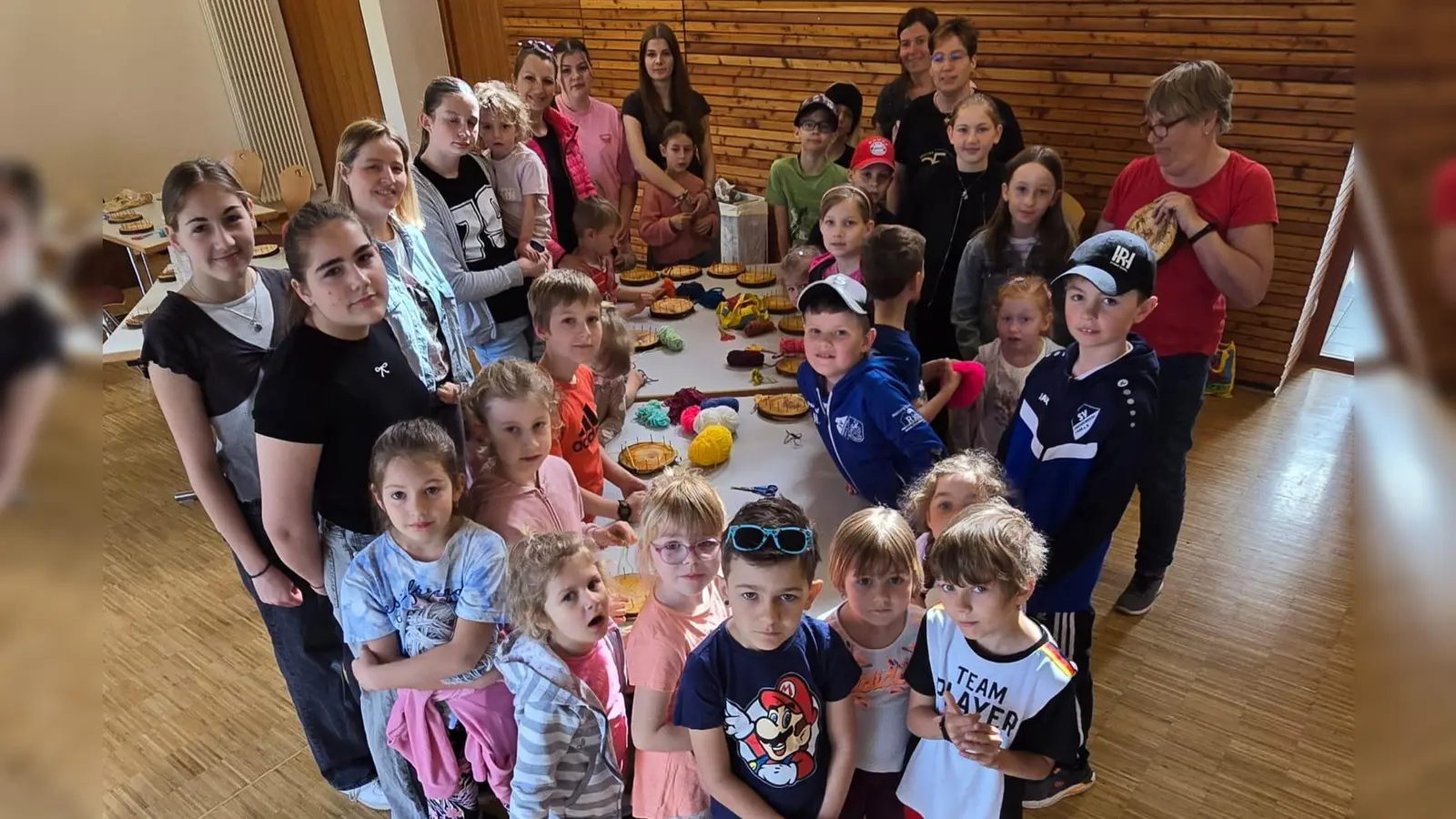 Etsdorfer Kinder beim Basteln der Osternester.  (Bild: Johanna Schatz )