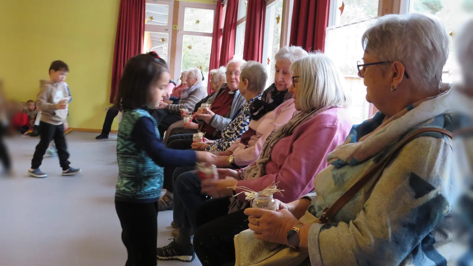 Kleine Geschenke überreichten die Kinder den Senioren (Bild: Johann Adam)