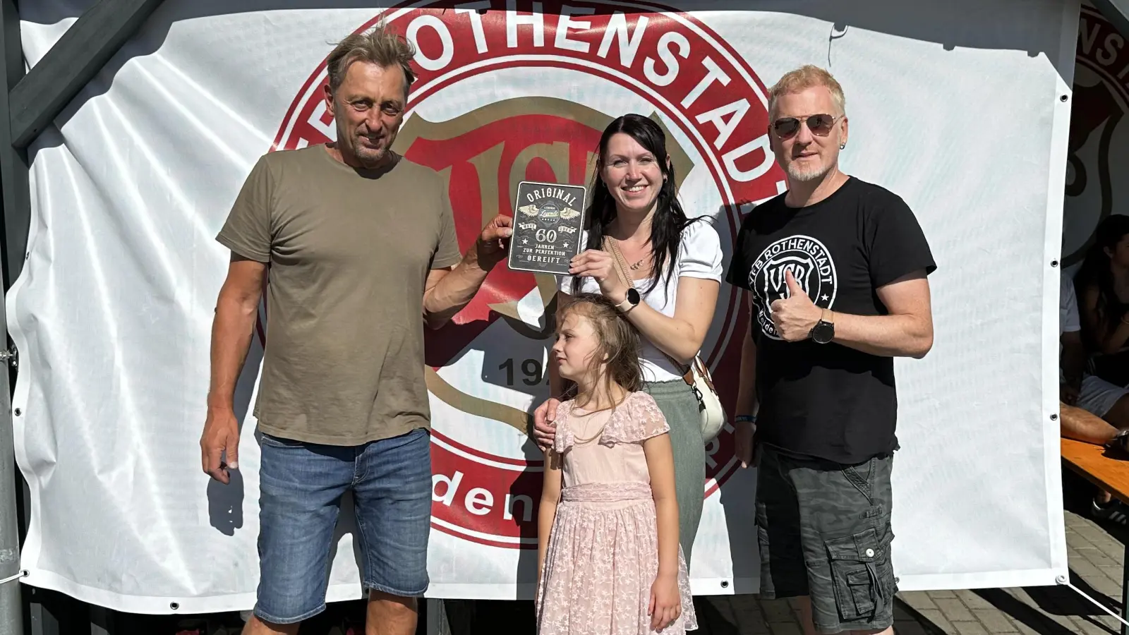 Die Tanzgruppentrainerin Alexandra Genov überreicht eine originelle Erinnerungsplakette an Abteilungsleiter Stefan Heimerl (links). Rechts im Bild 2. Vorsitzender Roland Richter. (Bild: Elena Heimerl)