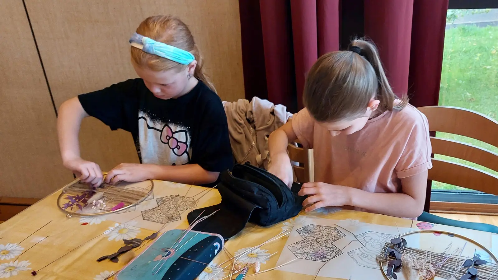 Die Mädchen waren eifrig bei der Sache um ihren individuellen „flowerloop” anzufertigen (Bild: Bernadette Oppl)
