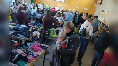 Reichlich gefüllte Turnhalle lädt zum Stöbern ein (Bild: Katrin Lingl)