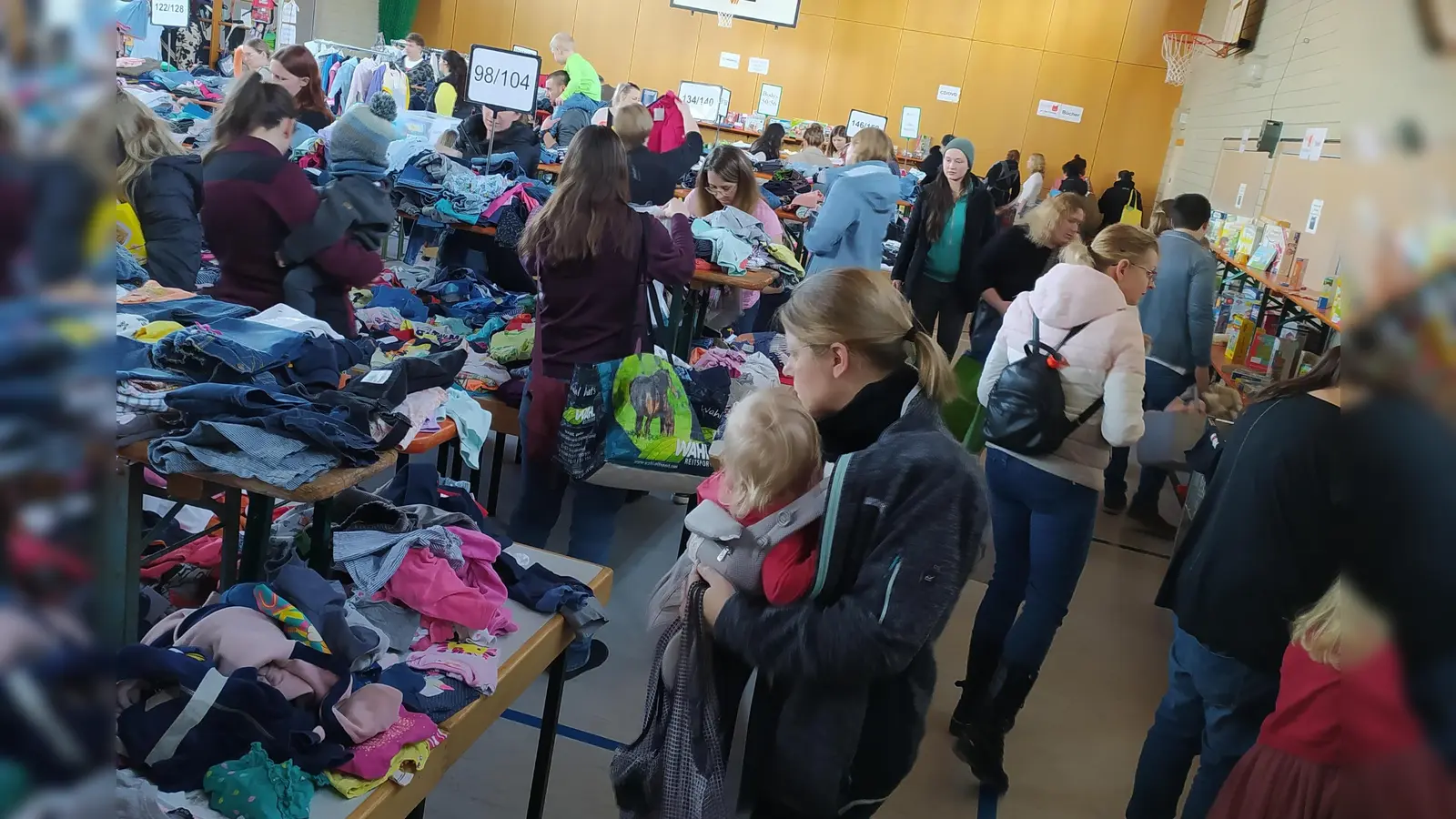 Reichlich gefüllte Turnhalle lädt zum Stöbern ein (Bild: Katrin Lingl)