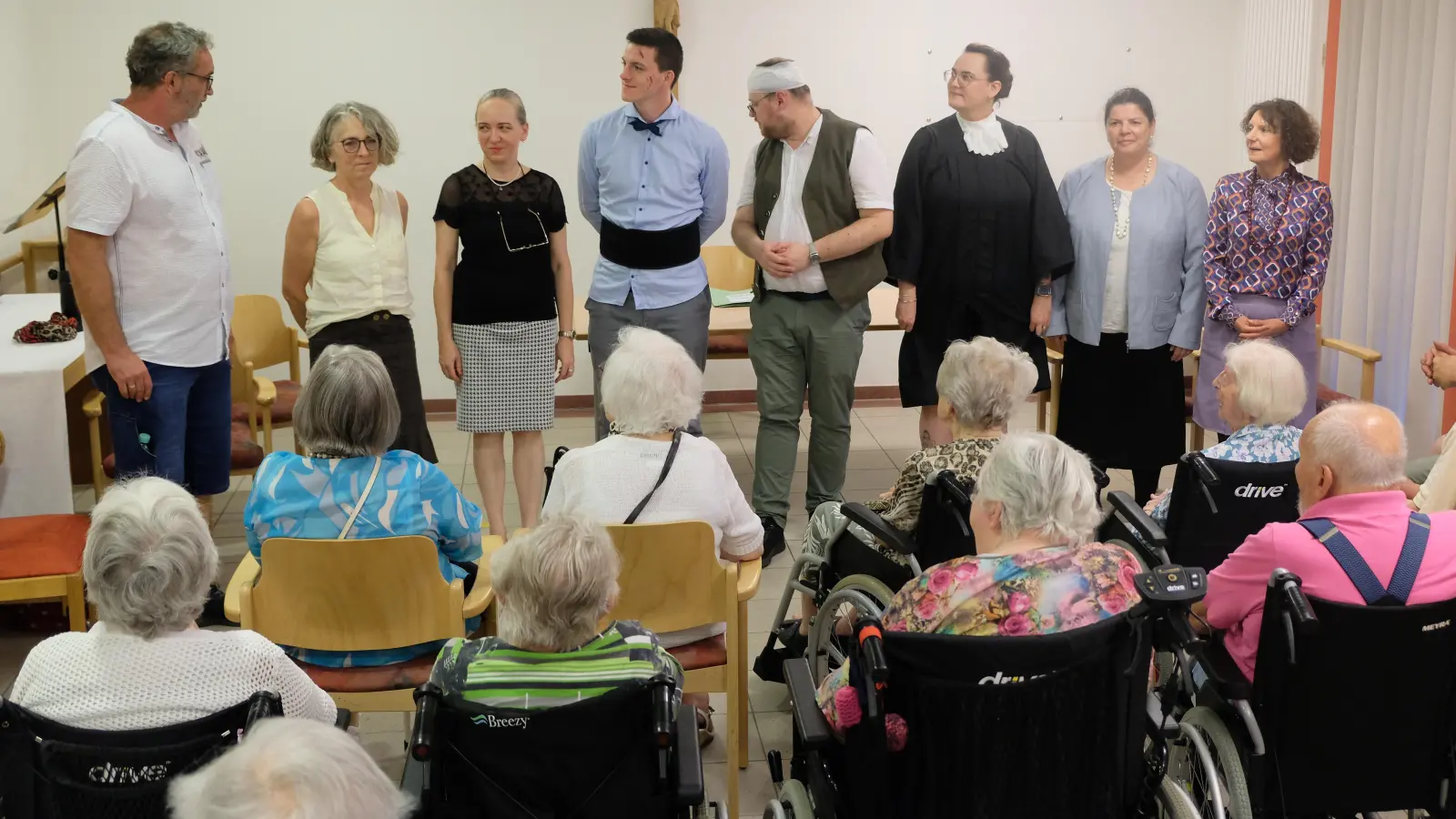 Den Heimbewohnern des BRK-Seniorenzentrums Eschenbach eine Freude bereiten: Für die Laienspielgruppe Eschenbach ein Versuch, der bei einem Theaterabend im Veranstaltungsraum des BRK-Heimes viel Zuspruch fand.  (Bild: Robert Dotzauer)