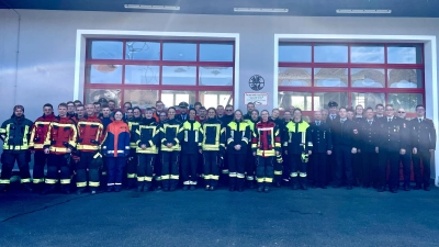 Die 29 Teilnehmerinnen und Teilnehmer freuten sich über die bestandene Prüfung. Kreisbrandmeister Michael Knott (zweiter von rechts) bedankte sich bei den Teilnehmern und allen Helfern, die zur Vorbereitung und Durchführung des MTA-Lehrgangs beigetragen haben. (Bild: Michael Knott)