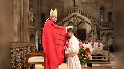 Am 18. Oktober 2025 empfing Stefan Lobinger im Regensburger Dom St. Peter durch Bischof Rudolf die Diakonenweihe. (Bild: Pressestelle Bistum Regensburg)
