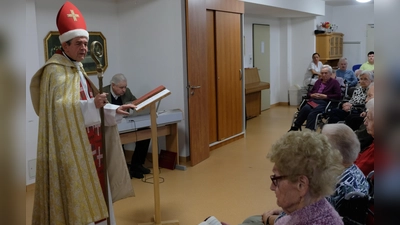 Pfarrer Max Früchtl erschien bei den Bewohnern des Seniorenwohnheimes „Am Reiserwinkel” im Gewand des Heiligen St. Nikolaus und beschenkte nach dem gemeinsam gefeierten Rorate die Heimbewohner. (Bild: Fred Lehner)
