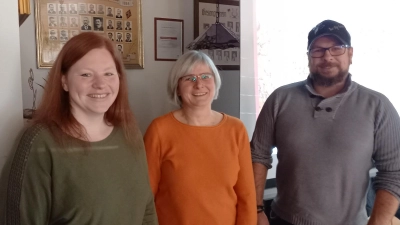 Die Vorstände Veronika Fuchs (l.) und Michael Deinzer (r.) bedanken sich bei Renate Feuchtmeyer <br>für den tollen Vortrag (Bild: Ulrike Voit)