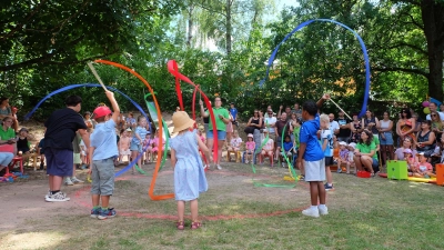 Bunte Bänder wurden geschwungen im Takt einer sommerlichen Melodie. (Bild: Sylvia Wallinger)