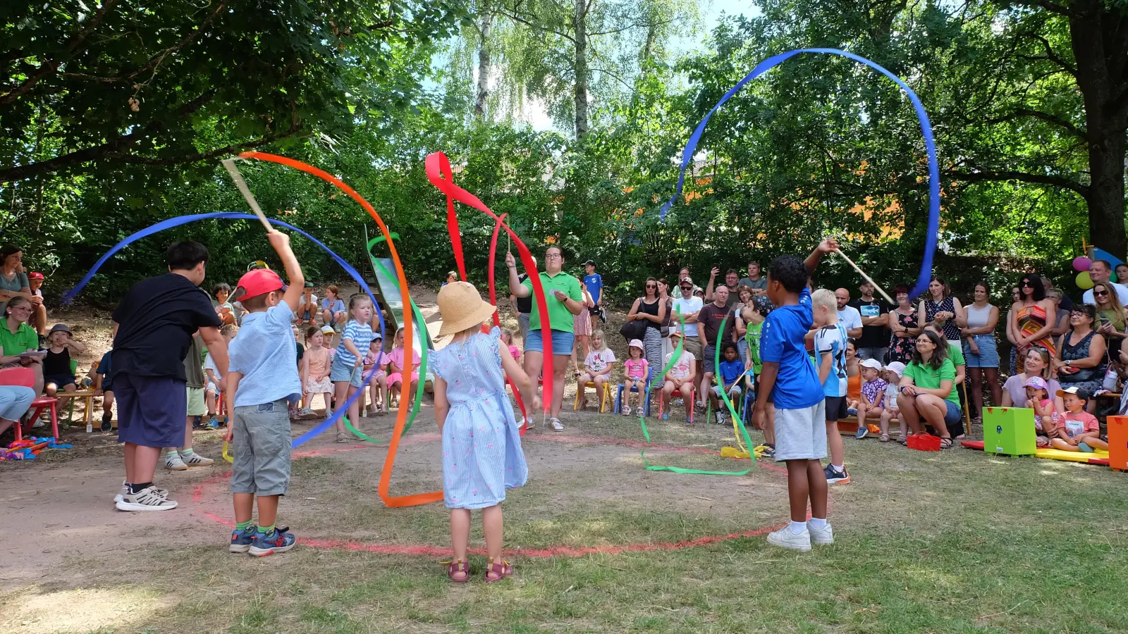 Bunte Bänder wurden geschwungen im Takt einer sommerlichen Melodie. (Bild: Sylvia Wallinger)
