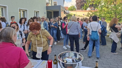 An jeder Station konnten die Frauen Wein und kleine Häppchen genießen. (Bild: Kerstin Aichinger)