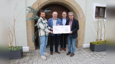 Auf 500 Euro rundete die Stadt Pressath (von rechts: Bürgermeister Bernhard Stangl, Ordnungs- und Standesamtsleiter Rudolf Fuchs) die Sitzungsgelder der Stadtrats-Weihnachtssitzung auf, die sie an die Kinderkrebshilfe Oberpfalz-Nord (von links: Beisitzer Enrico Gradl, Vorsitzender Herbert Putzer) spendete. (Bild: bjp)