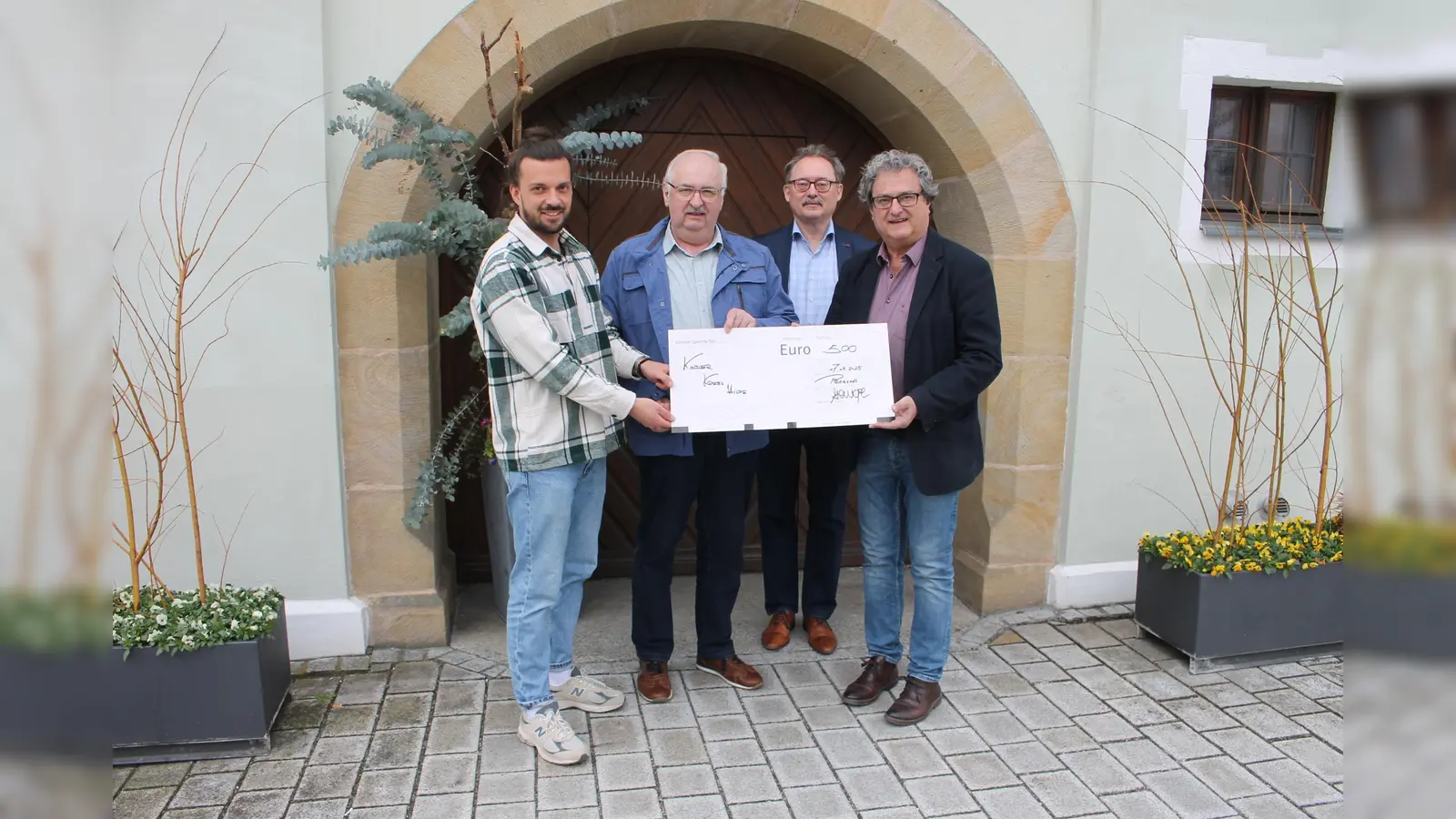 Auf 500 Euro rundete die Stadt Pressath (von rechts: Bürgermeister Bernhard Stangl, Ordnungs- und Standesamtsleiter Rudolf Fuchs) die Sitzungsgelder der Stadtrats-Weihnachtssitzung auf, die sie an die Kinderkrebshilfe Oberpfalz-Nord (von links: Beisitzer Enrico Gradl, Vorsitzender Herbert Putzer) spendete. (Bild: bjp)