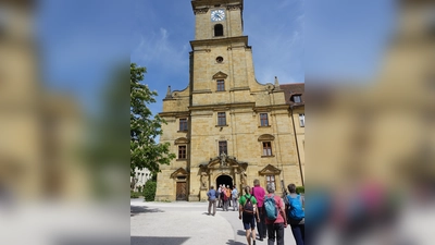Die Wandergruppe der Sektion Amberg vor dem Benediktinerkloster Ensdorf (Bild: Karlheinz Cislaghi)