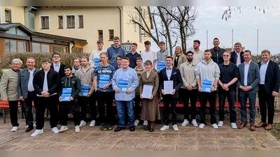 Die Absolventen im Elektro-Handwerk. (Bild: Brigitte Bleyer)