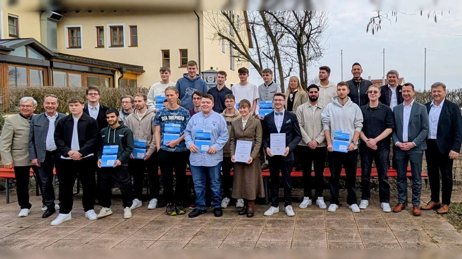 Die Absolventen im Elektro-Handwerk. (Bild: Brigitte Bleyer)