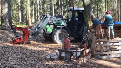 Zahlreiche Helfer arbeiten im Waldkindergarten. (Bild: Franziska Reindl)