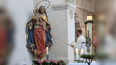 Thomas Kern betete mit allen Anwesenden vor der Muttergottes Statue die Maiandacht (Bild: Kurt Koppmann: Kurt Koppmann)