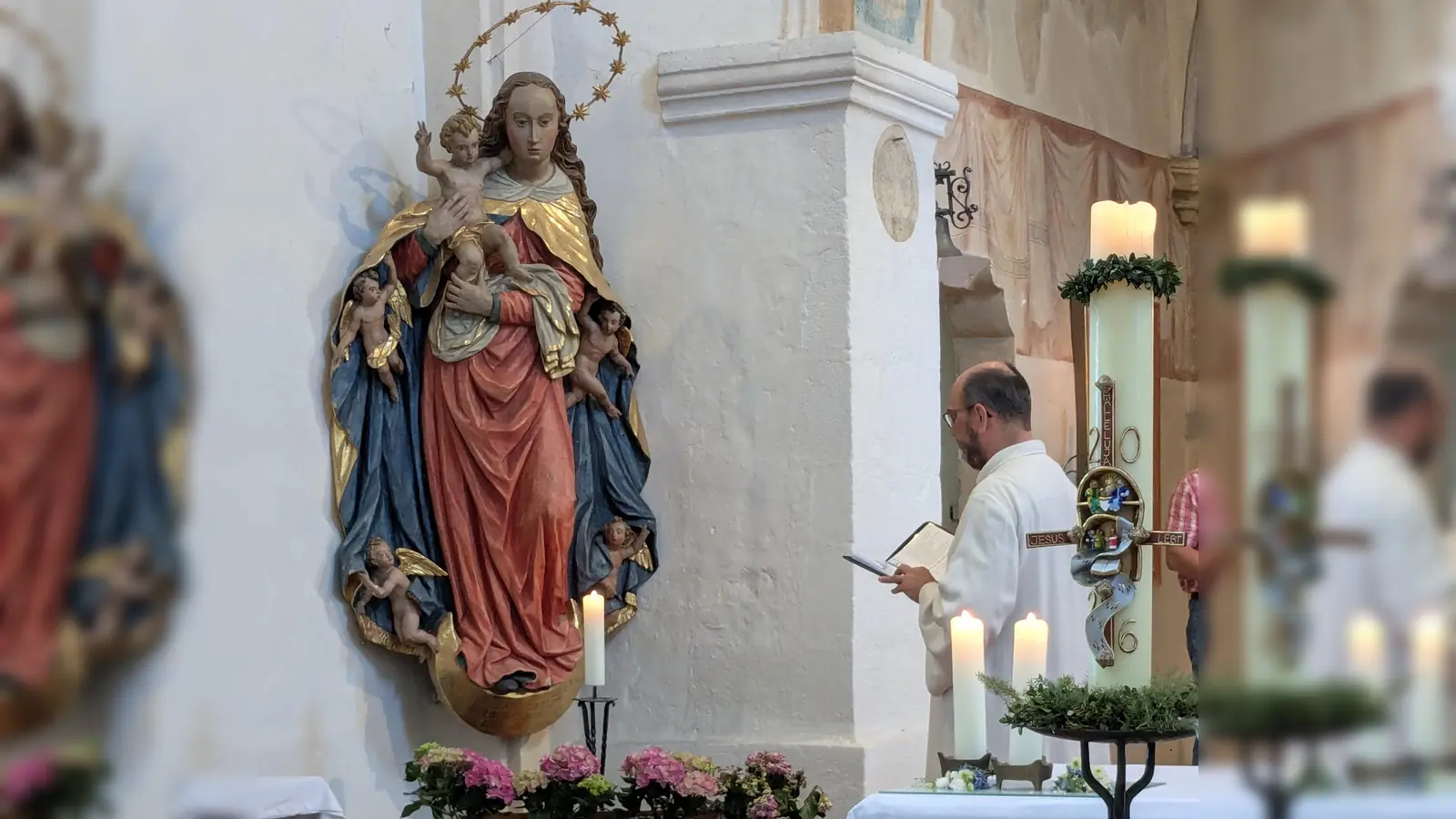 Thomas Kern betete mit allen Anwesenden vor der Muttergottes Statue die Maiandacht (Bild: Kurt Koppmann: Kurt Koppmann)