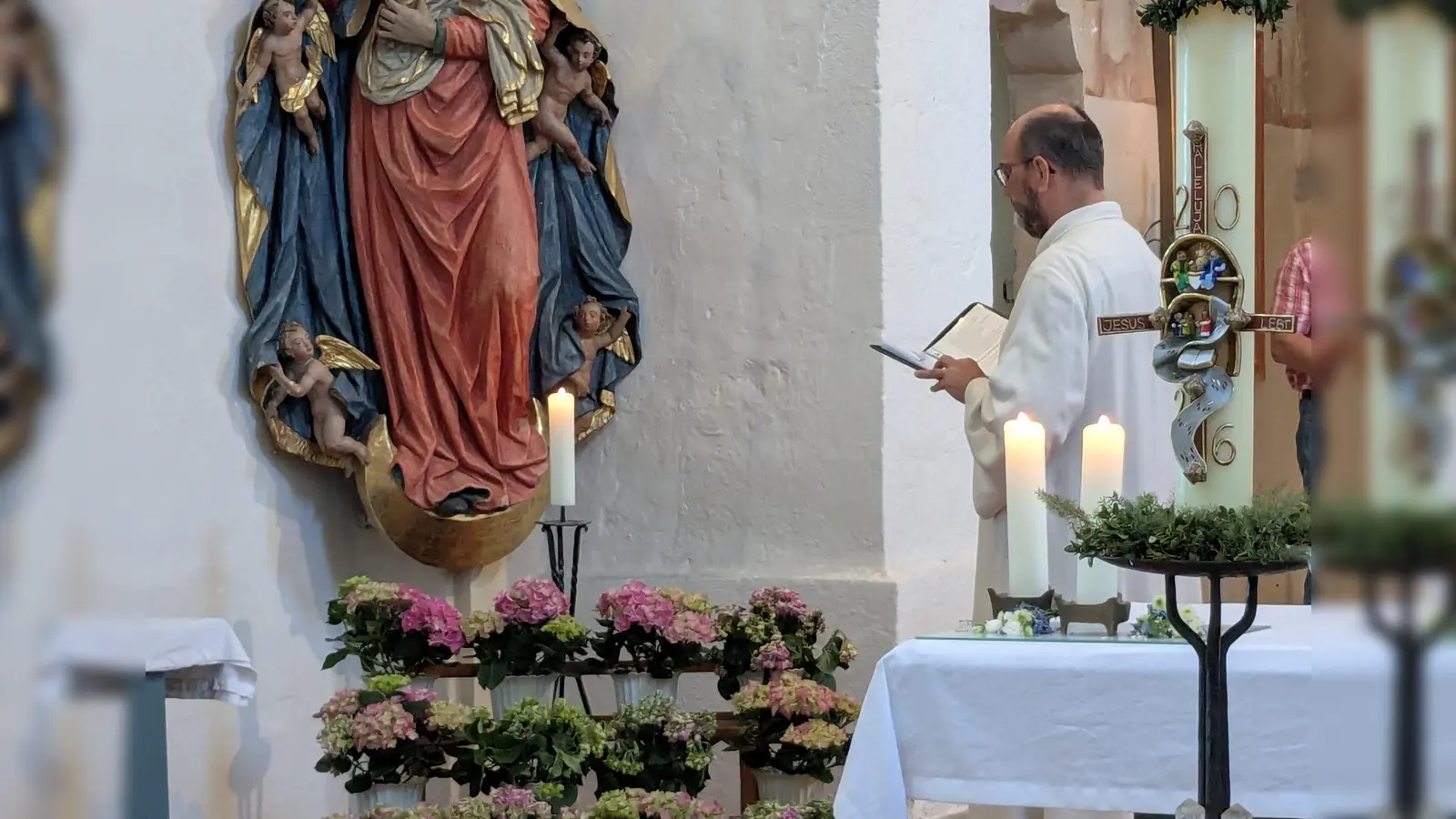 Thomas Kern betete mit allen Anwesenden vor der Muttergottes Statue die Maiandacht. (Bild: Kurt Koppmann: Kurt Koppmann)