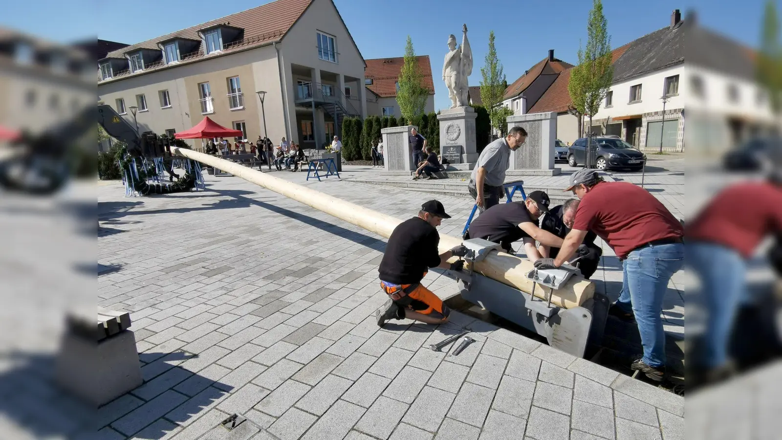 Hand in Hand stellten Mitglieder der FFW, des SPD-Ortsvereins und vom Bauhof den Maibaum auf. (Bild: Karl Ziegler)