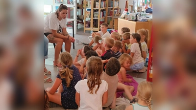 Susanne Weig erzählt den Kindern über (Bild: Lang Judith)
