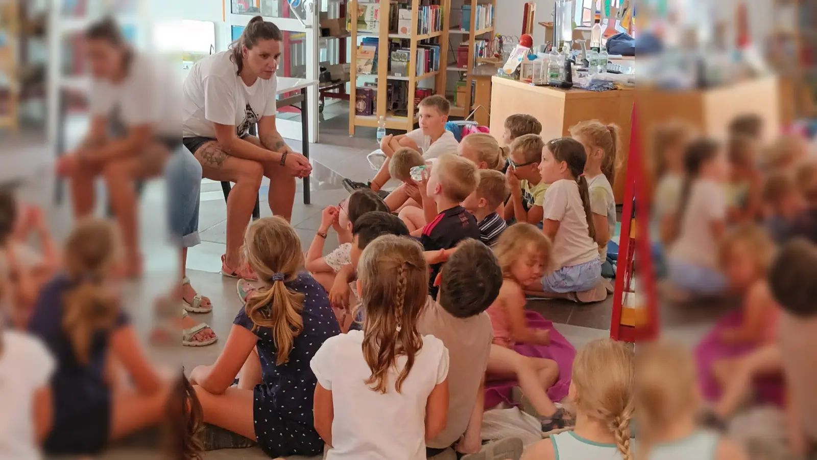 Susanne Weig erzählt den Kindern über (Bild: Lang Judith)