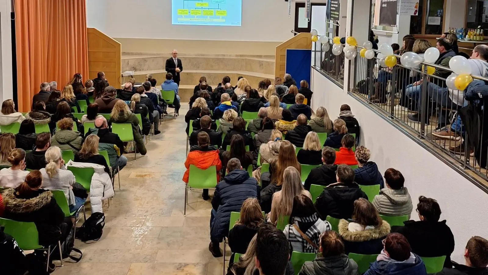 Der Beratungslehrer Jürgen Koller informierte die interessierten Eltern. (Bild: Nadine Paulus)