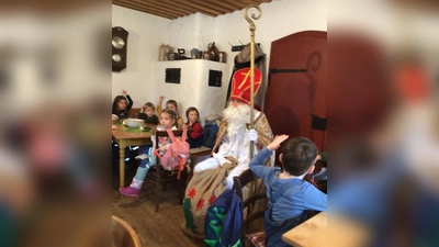 Der Nikolaus besucht die Steinwaldzwerge in der Glasschleif. (Bild: Beate Hörl)