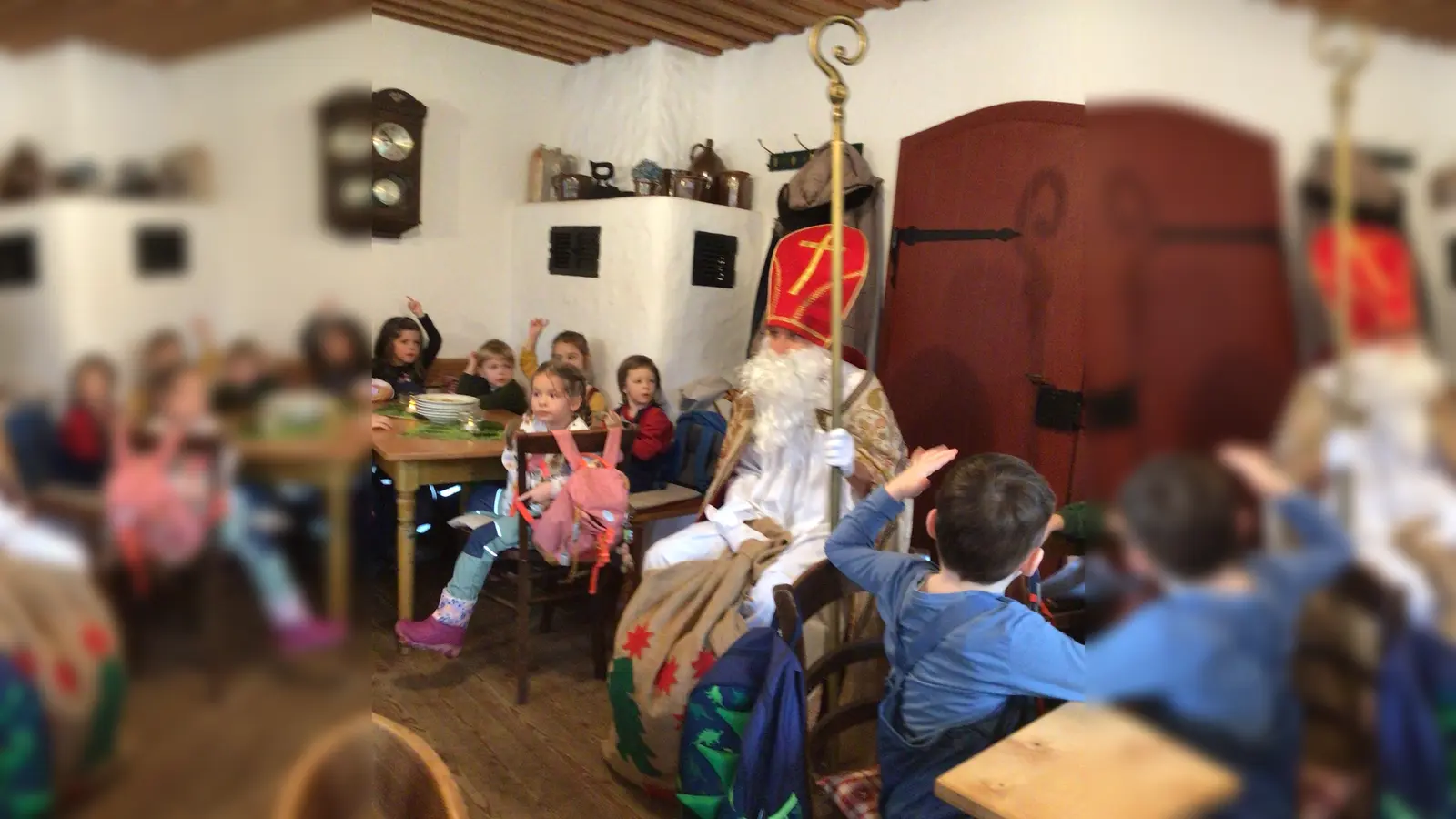 Der Nikolaus besucht die Steinwaldzwerge in der Glasschleif. (Bild: Beate Hörl)