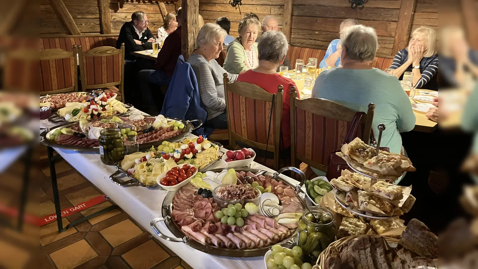 Das Schmankerlbuffet der Siedlergemeinschaft Loderhof lud zum Genießen ein (Bild: Anna Margarete Hartmann)