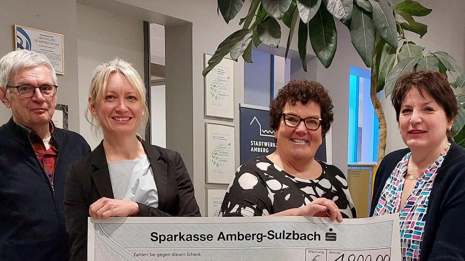 Bei der Spendenübergabe im Klinikum (von links) Karl Siegert, Kassier des ehemaligen Vereins „Teddy’s lindern Schmerzen“, Ramona Kaufmann, Vorsitzende, Karin Borchers vom Kinderpalliativteam und Andrea Haller-Trepesch, Zweite Vorsitzende und Gründerin des Vereins „Teddy's lindern Schmerzen”. (Bild: Klinikum/Fickel/exb)