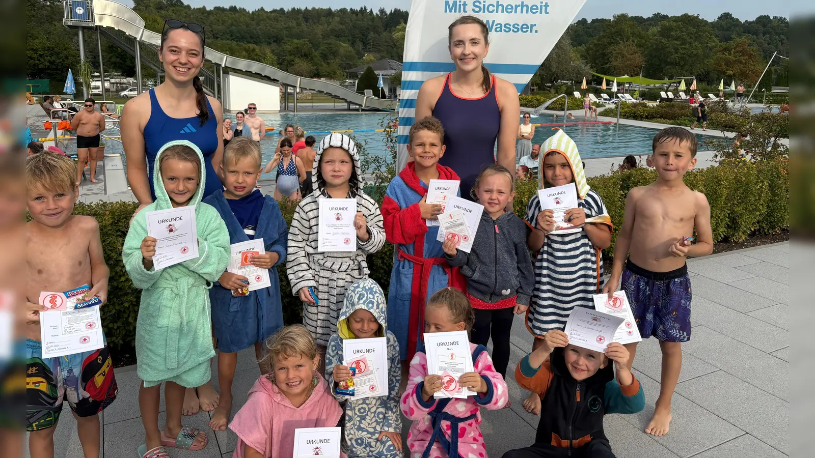 Am letzen Schwimkurstag wurden viele Seepferdchen-Abzeichen an die Kinder überreicht. (Bild: Corinna Huber)