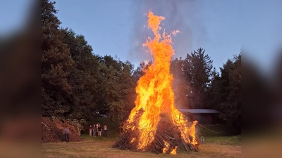Aufgrund der Windstille konnte sich das Feuer schnell entfalten.  (Bild: Kurt Scharf)