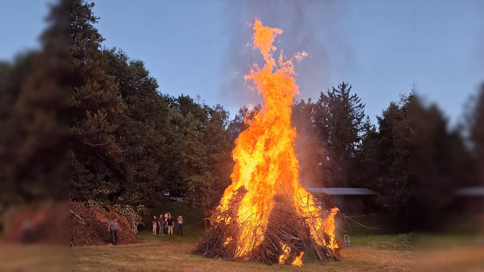 Aufgrund der Windstille konnte sich das Feuer schnell entfalten.  (Bild: Kurt Scharf)
