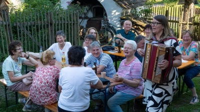 Ob beim „Nehman´s an Altn”, oder „Pudelnackert ohne Hemd”, Crissy Simon hatte die Lacher stets auf ihrer Seite. (Bild: Elfriede Winter)