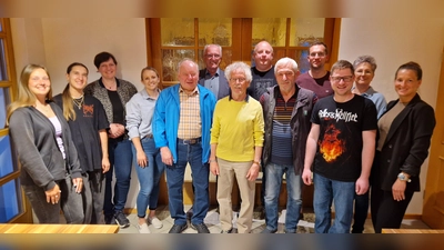 Sarah Bollmann, Franziska Koch, Rita Härt, Kerstin Lippert, Toni Rupprecht, Bernt Rose, Bernhard Reis, Martin Huber, Berthold Seitz, Florian Hör, Benjamin Schlicht, Sonja Grünauer, Iris Purucker (von links)  (Bild: Benjamin Schlicht)